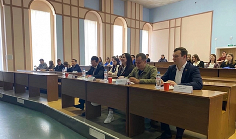Навыки ведения дебатов показывают молодежные парламентарии